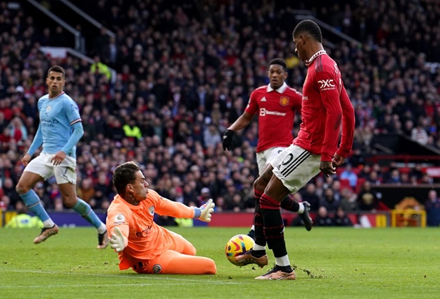 Rashford không thể vượt qua sự lăn xả của Ederson.