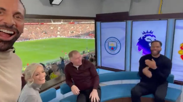Rio Ferdinand celebrates with Paul Scholes in the studio at Old Trafford - Bóng Đá