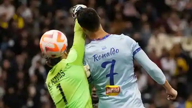 Ronaldo đẳng cấp, hành hạ hàng thủ PSG trong ngày hội ngộ Messi - Bóng Đá