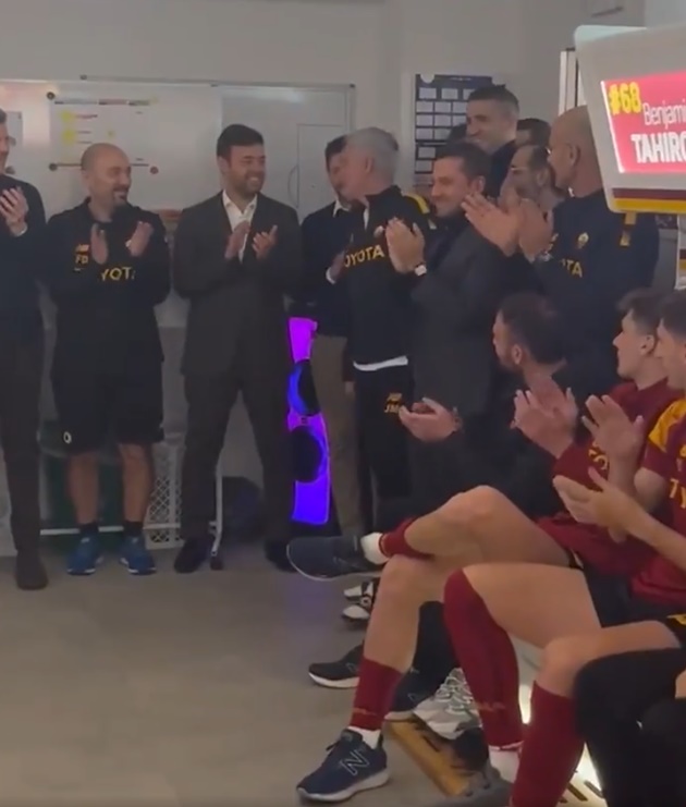 Jose Mourinho given cake and standing ovation by Roma players - Bóng Đá