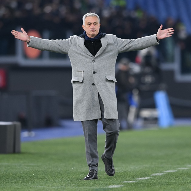 Jose Mourinho given cake and standing ovation by Roma players - Bóng Đá
