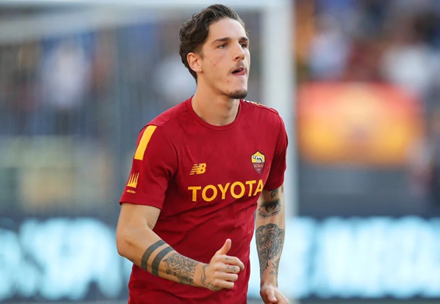 POLICE CALLED AFTER ANGRY ROMA FANS CONFRONT ZANIOLO AT HOME - Bóng Đá