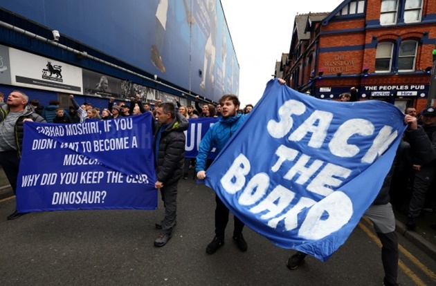 Protesting Everton fans fly banner over Goodison vs Arsenal - Bóng Đá