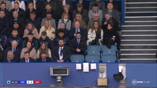 Protesting Everton fans fly banner over Goodison vs Arsenal - Bóng Đá