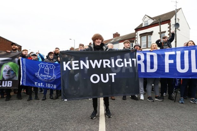Protesting Everton fans fly banner over Goodison vs Arsenal - Bóng Đá