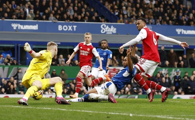 Húc văng Casemiro, cày nát tuyến giữa Arsenal, Premier League chứng kiến 'máy ủi' san bằng tất cả - Bóng Đá
