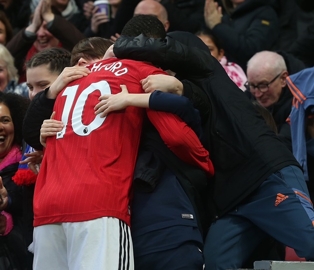 Marcus Rashford hunts down fan he shared hug - Bóng Đá