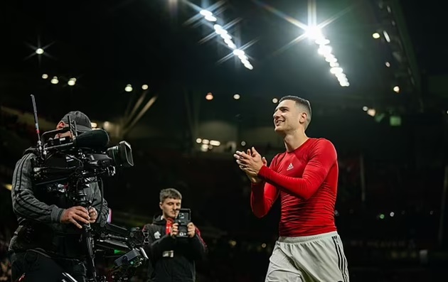 Diogo Dalot 'is in advanced talks' over a new deal to stay at Manchester United - Bóng Đá