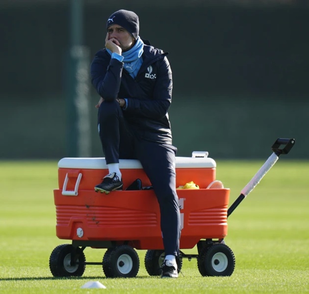 Pep Guardiola looks fed up at Man City training - Bóng Đá