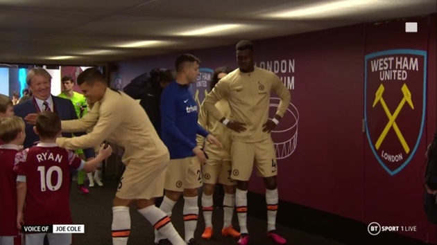 Watch hilarious moment cheeky West Ham mascot taunts Thiago Silva in tunnel  - Bóng Đá