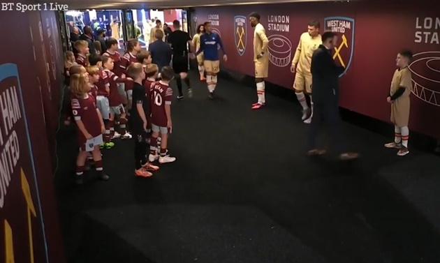 Watch hilarious moment cheeky West Ham mascot taunts Thiago Silva in tunnel  - Bóng Đá