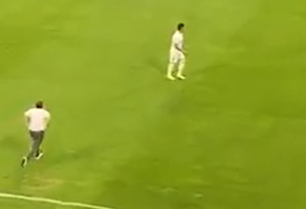 Shocking moment fan runs on to pitch and attacks Colombian football star - Bóng Đá