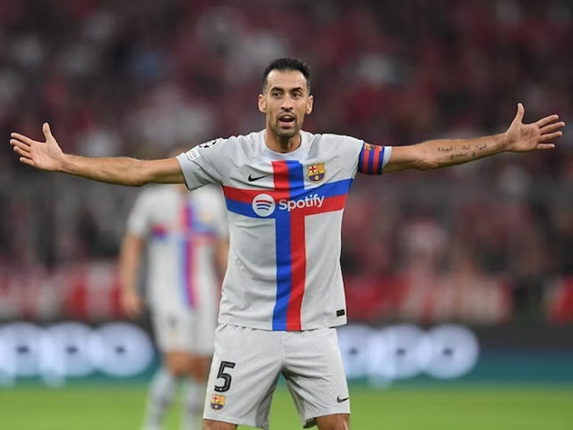 Busquets bỏ lỡ trận lượt đi gặp Man Utd.