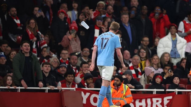 FA issue response after furious Arsenal fans throw objects at Kevin De Bruyne - Bóng Đá
