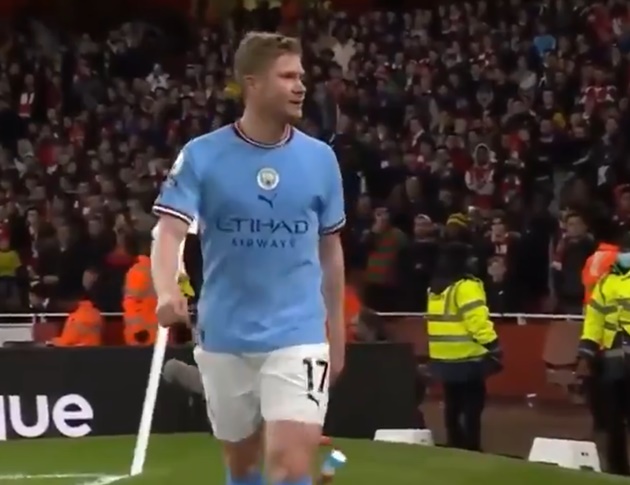 Toàn cảnh De Bruyne thô bạo với Arteta, bị CĐV Arsenal tấn công - Bóng Đá