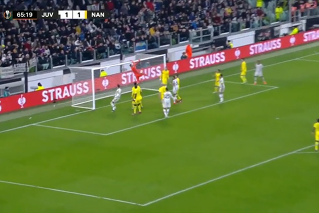 2 cú đá siêu phẩm dội xà khiến Juventus ôm hận - Bóng Đá