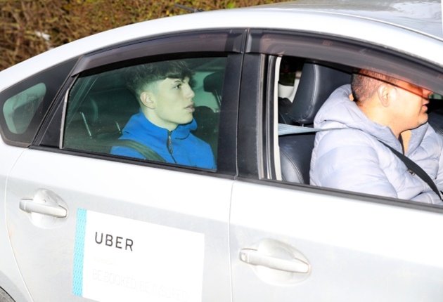 Alejandro Garnacho spotted getting Uber to Man Utd training - Bóng Đá