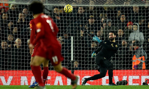 Toàn cảnh pha bóng điểm nhấn trận Liverpool giúp Man Utd hưởng lợi - Bóng Đá