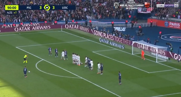 Cú đá phạt làm bùng nổ cầu trường của Lionel Messi - Bóng Đá