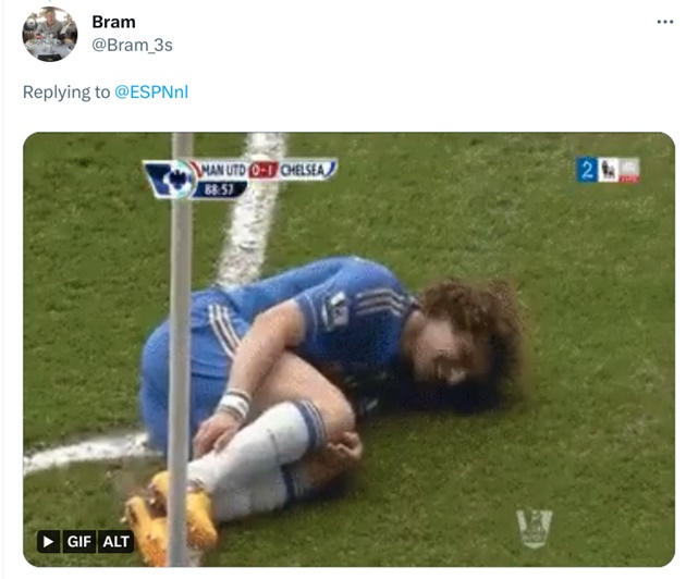 Watch David Luiz get rival sent off with theatrical dive after kicking him FIRST - Bóng Đá