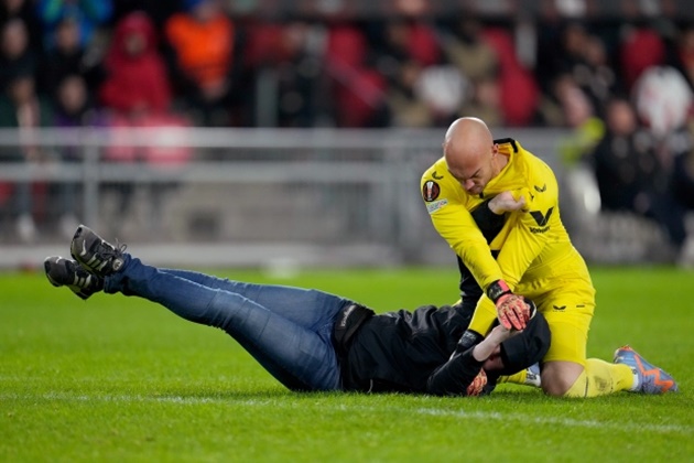 Watch Sevilla keeper fight with pitch invader after PSV hooligan tries to attack - Bóng Đá