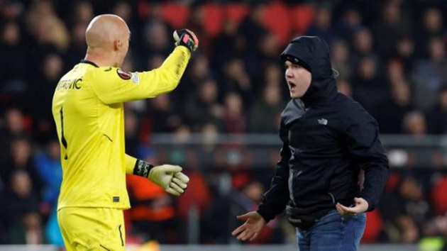 Watch Sevilla keeper fight with pitch invader after PSV hooligan tries to attack - Bóng Đá