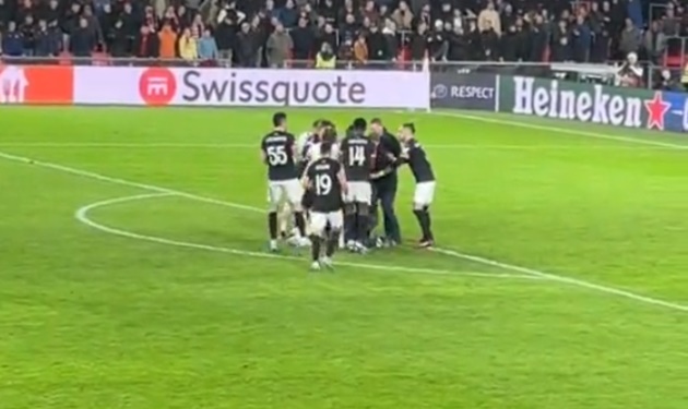 Watch Sevilla keeper fight with pitch invader after PSV hooligan tries to attack - Bóng Đá