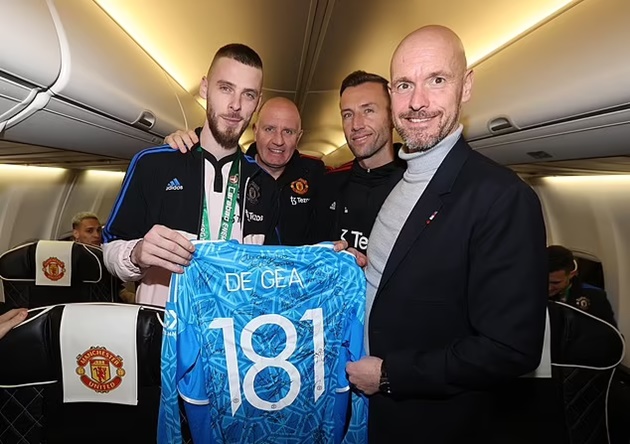 Manchester United players present David de Gea with a special shirt - Bóng Đá