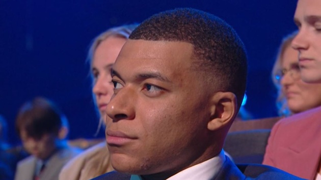 Biểu cảm choáng của Mbappe khi Martinez nhận giải 