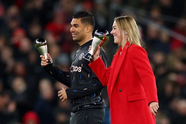 Casemiro and Mary Earps show off FIFA awards at Old Trafford - Bóng Đá