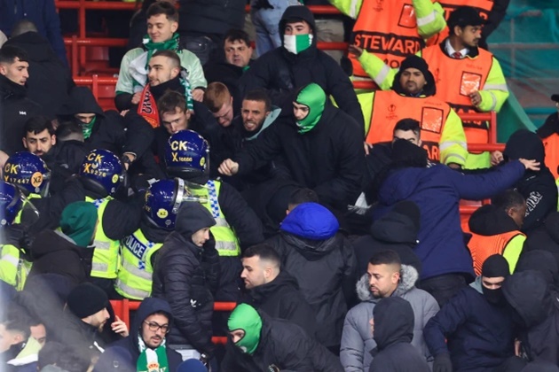 Real Betis fans clash with riot police during Man Utd game  - Bóng Đá