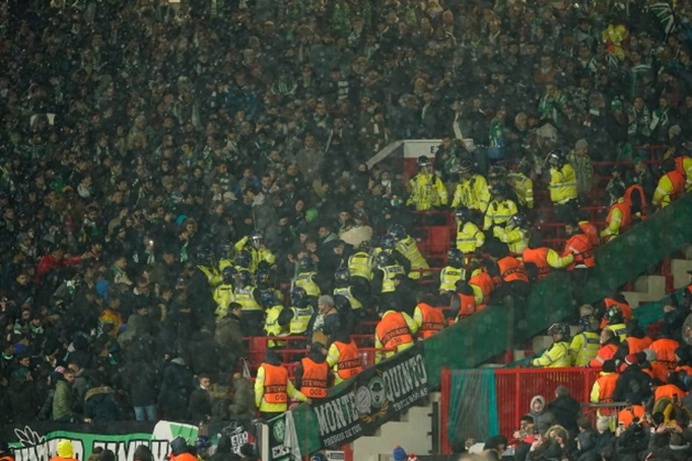 Real Betis fans clash with riot police during Man Utd game  - Bóng Đá