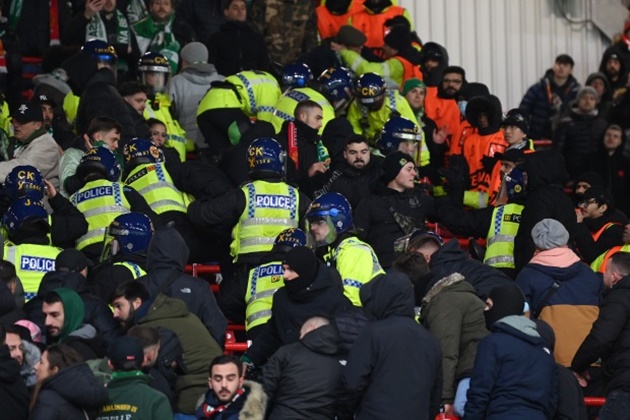 Real Betis fans clash with riot police during Man Utd game  - Bóng Đá