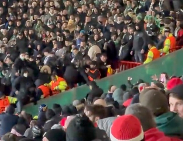 Real Betis fans clash with riot police during Man Utd game  - Bóng Đá