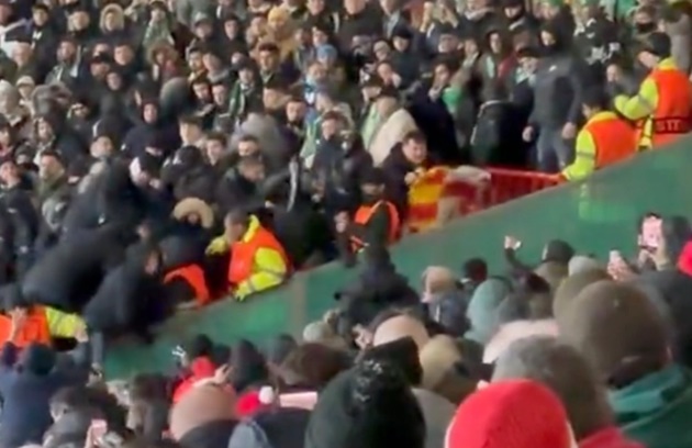 Real Betis fans clash with riot police during Man Utd game  - Bóng Đá