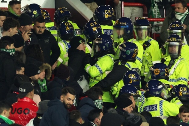 Real Betis fans clash with riot police during Man Utd game  - Bóng Đá