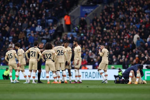 Những hình ảnh phản cảm xuất hiện trong trận Leicester - Chelsea - Bóng Đá