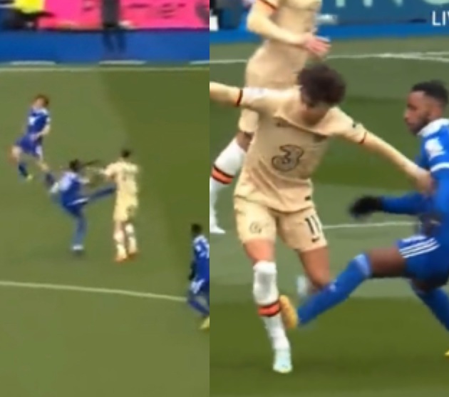 Những hình ảnh phản cảm xuất hiện trong trận Leicester - Chelsea - Bóng Đá