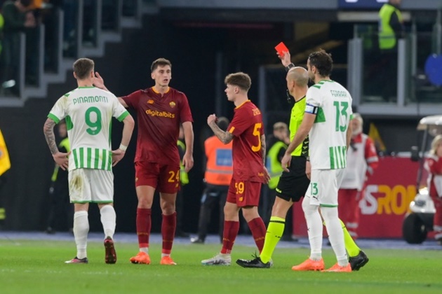 Roma clash with Sassuolo descends into chaos after two players kick each other in the groin - Bóng Đá