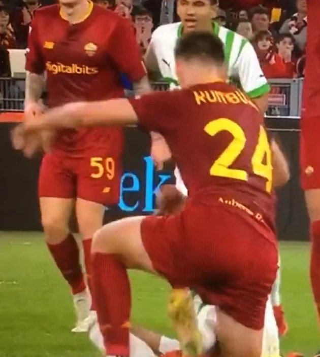 Roma clash with Sassuolo descends into chaos after two players kick each other in the groin - Bóng Đá