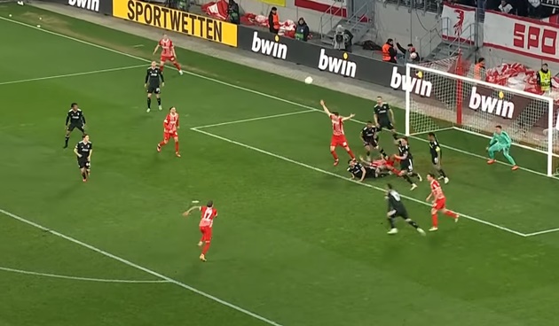 Pha bóng gây tranh cãi khiến trận Freiburg - Juventus- Bóng Đá