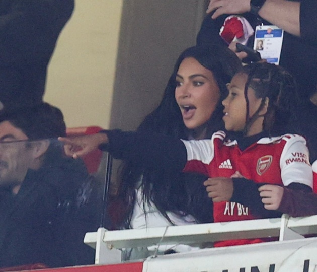 Kim Kardashian khiến người hâm mộ choáng váng trong trận đấu với Arsenal - Bóng Đá