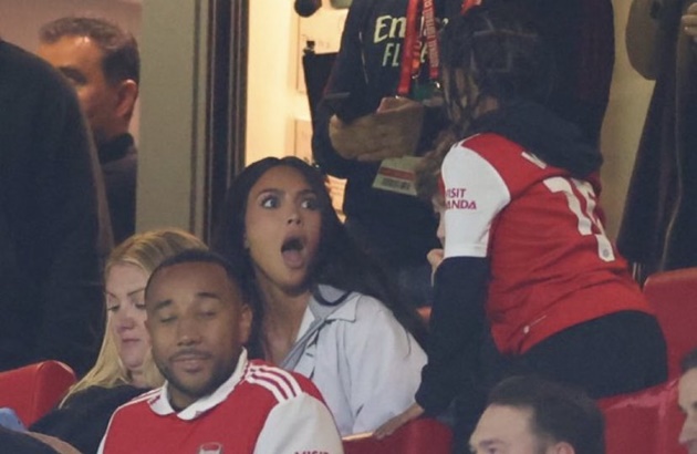 Kim Kardashian khiến người hâm mộ choáng váng trong trận đấu với Arsenal - Bóng Đá