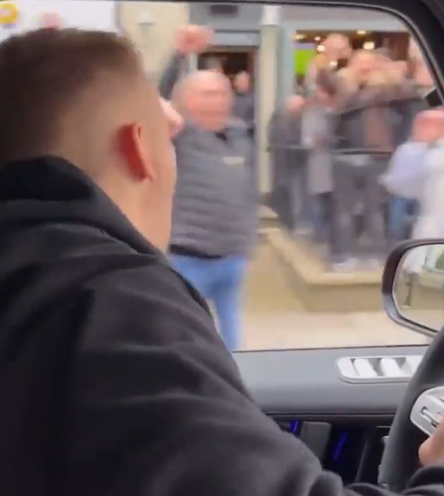 Zinchenko celebrate with Arsenal fans out of car window while driving after wife watches match with Gunnersaurus - Bóng Đá