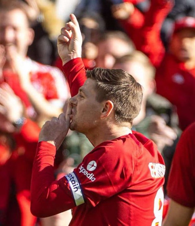 Steven Gerrard gets pelted with BOTTLES from Celtic fans after scoring in charity game for Liverpool legends - Bóng Đá