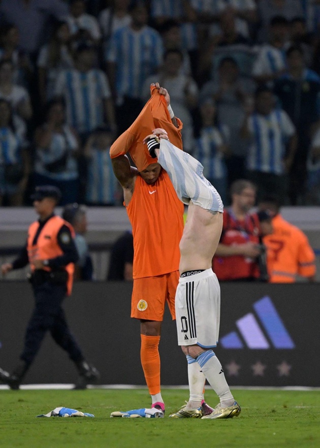 Messi trao đổi áo - Bóng Đá