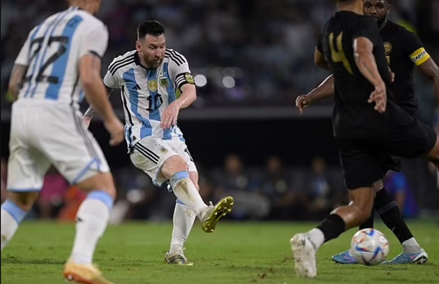 Messi trao đổi áo - Bóng Đá