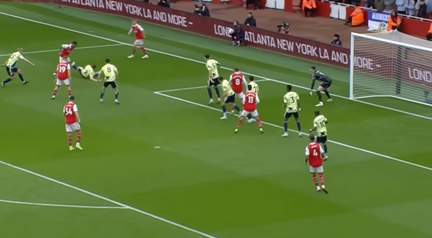 Jesus khôn khéo câu penalty cho Arsenal - Bóng Đá
