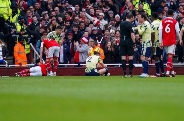 Jesus khôn khéo câu penalty cho Arsenal - Bóng Đá
