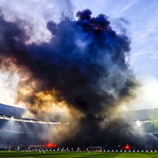 Feyenoord vs Ajax stopped TWICE as ex-Prem star bleeding after object thrown from crowd and stadium flooded with smoke - Bóng Đá